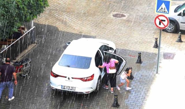 Muğla'da güneşli havada yağmur sürprizi