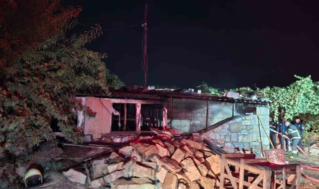 Muğla'daki yangında ahır alevlere teslim oldu