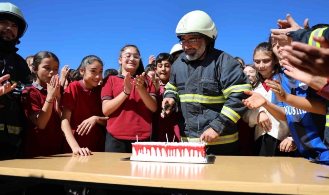 Muhtar ve öğrencilerden itfaiye erlerine pastalı sürpriz