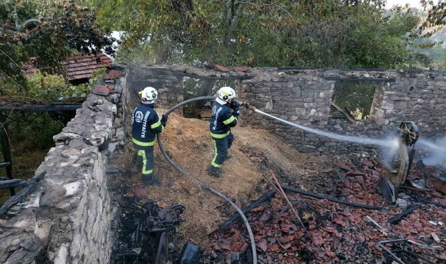 Müstakil ev çıkan yangında kullanılamaz hale geldi
