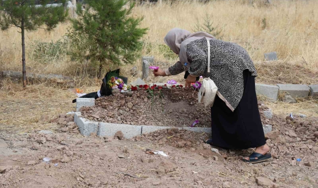Narin, gelinliği tabuta bırakılarak gözyaşları içinde defnedildi