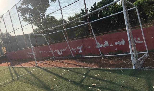 Narlıdere'deki Ali Artuner Stadyumu harabeye döndü