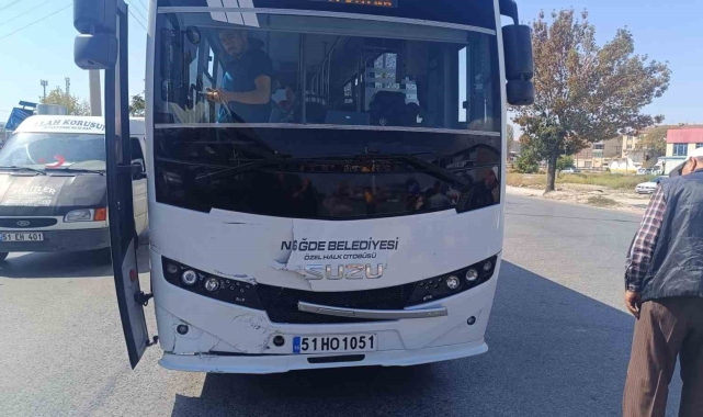 Niğde'de halk otobüsü ile otomobil çarpıştı