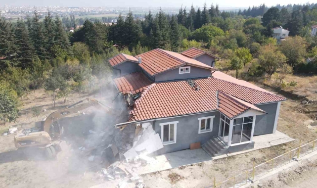 Odunpazarı'nda kaçak villalar yıkılıyor