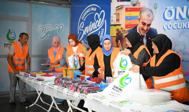 Öğrencilere kırtasiye seti hediyesi