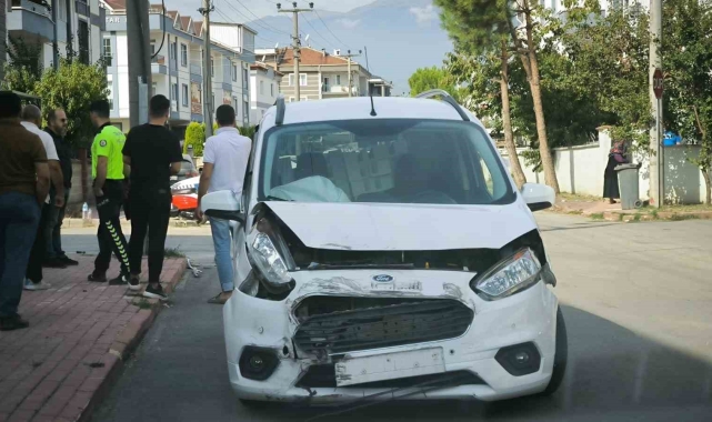 Okul servisi ile hafif ticari araç çarpıştı: 8'i öğrenci 11 yaralı