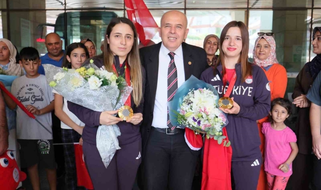 Olimpiyat şampiyonları çiçeklerle karşılandı