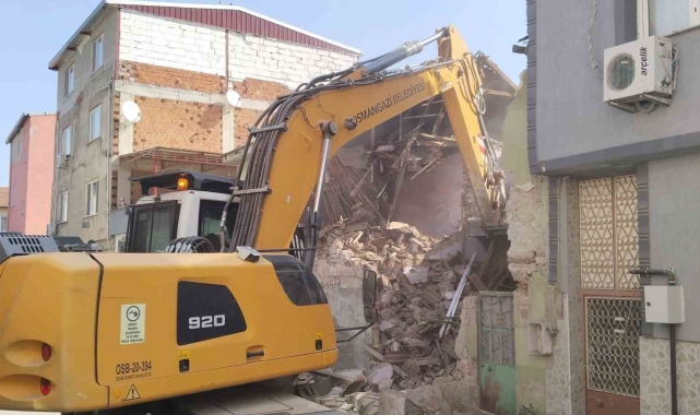 Osmangazi'de metruk bina temizliği
