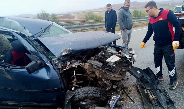 Otomobil çekiciye çarptı: 4 yaralı