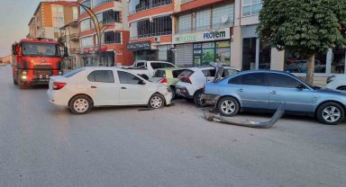 Otomobil park halindeki araçlara çarptı: 1 yaralı