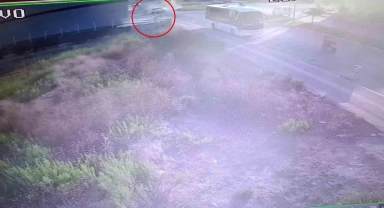 Otomobil refüje çıkıp trafik ışıklarına çarptı: 2 yaralı