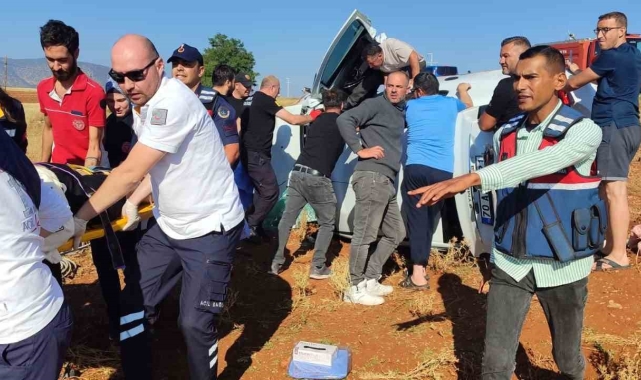 Otomobil şarampole takla attı: 2'si ağır 3 yaralı
