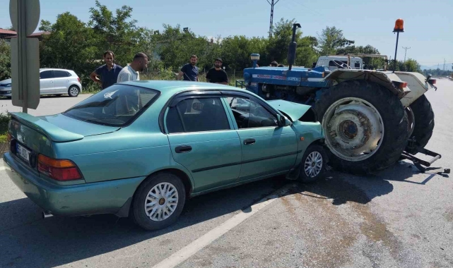 Otomobil traktörle çarpıştı: 2 yaralı