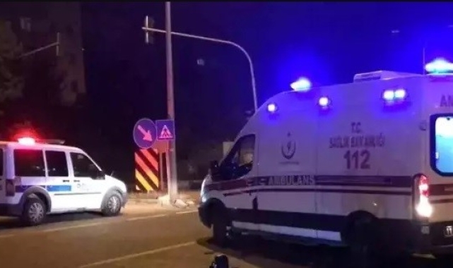 Otomobilin dikiz aynasına çarpan motosiklet devrildi, sürücüsü yaralandı