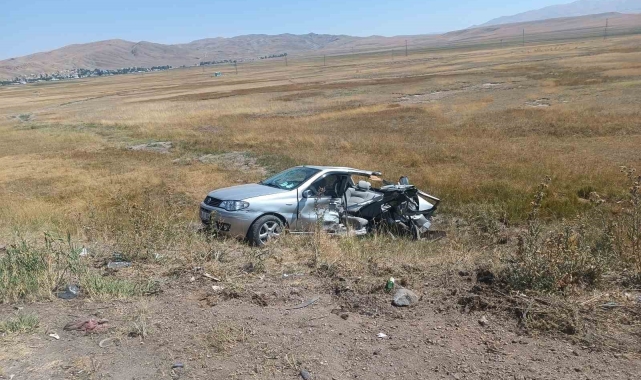 Özalp'te otomobiller çarpıştı: 3 yaralı