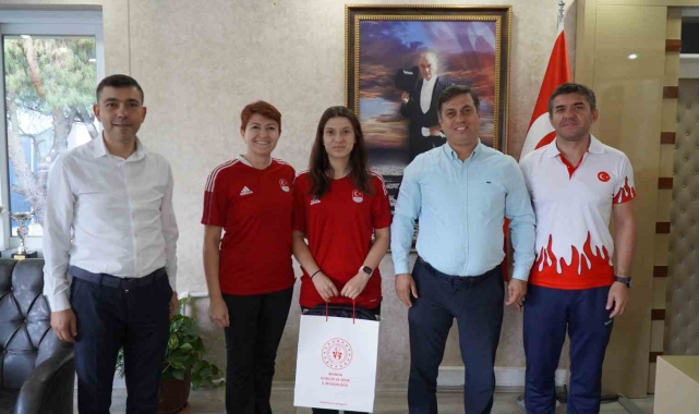 Öztürk'ten Manisalı Milli Badmintoncu Ravza Bodur'a tebrik