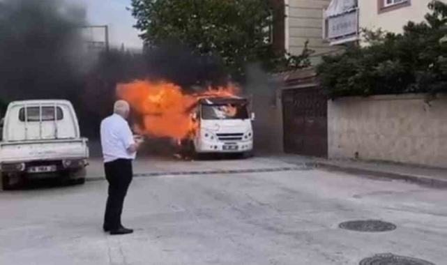 Park halindeki minibüs alev alev yandı