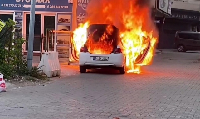 Park halindeki otomobil alev topuna döndü: Geriye hurda yığını kaldı