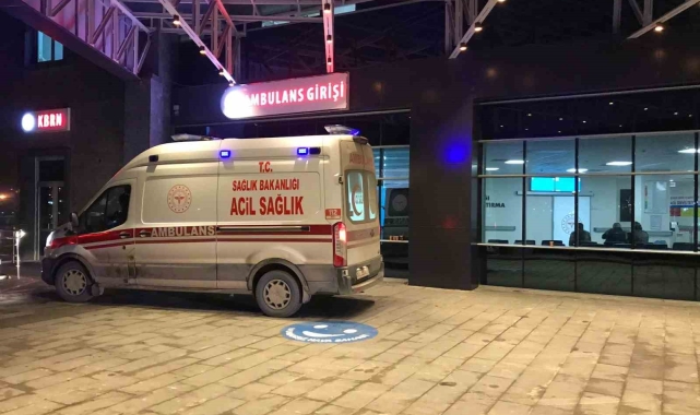Park halindeki otomobile çarpan araç içinde bulunan 2 kişi yaralandı