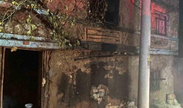 Pekmez kaynatmak için yaktığı ateşle evi ve aracı yandı