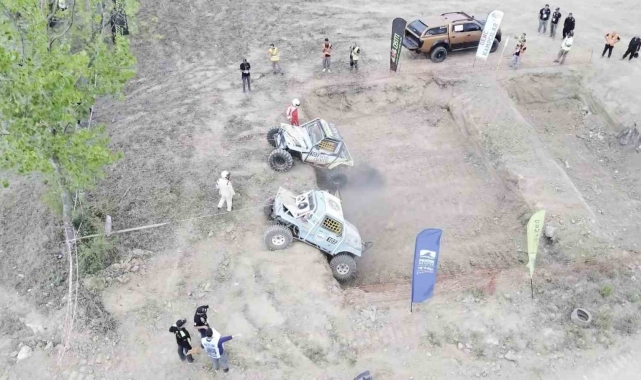 Pendik'te arazi araçlarının parkurları aştığı yarışta adrenalin had safhada