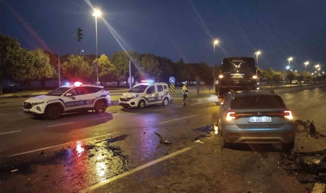 Pendik'te hafif ticari araç ile otomobil çarpıştı: 3 yaralı