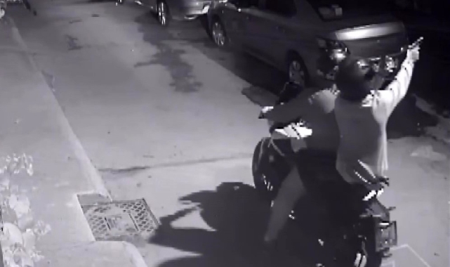 Pendik'te motosikletli şahıs hem apartmana ateş etti, hem videoya aldı