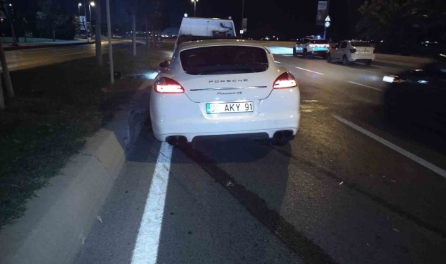 Pendik'te otomobilin çarptığı motosiklet, kontrolden çıkarak park halindeki araca çarptı: 1 yaralı