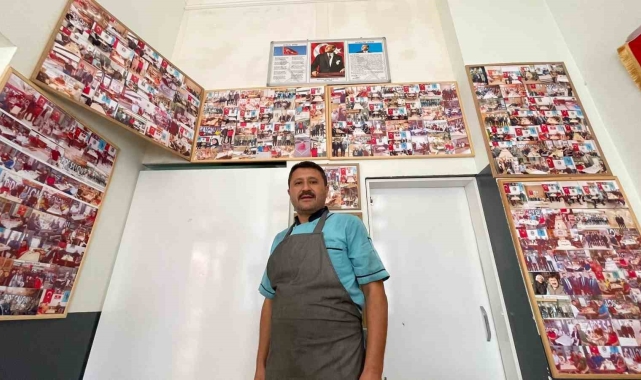 Pide almaya gelen müşterilerinin fotoğrafları ile iş yerinin duvarlarını fotoğraf albümüne çevirdi