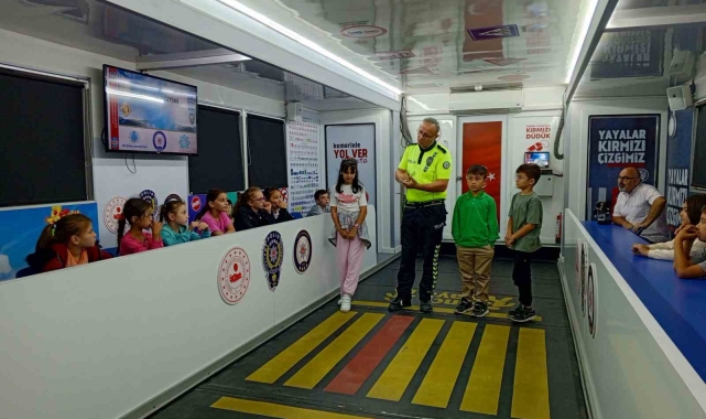 Polislerden öğrencilere trafik eğitimi