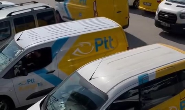 PTT'nin dağıtım araçlarıyla halı saha maçına geldiler