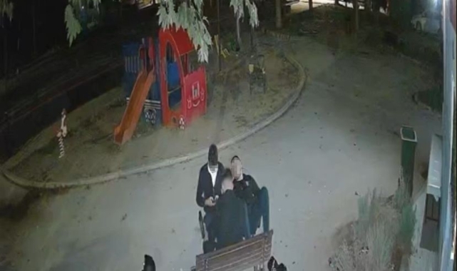 'Rahatsız etmeye hakkı yok' deyip taşla güvenlik kamerasını kırdı