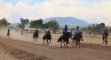 Rahvan atlar, Tavas'ta pistin tozunu attırdı