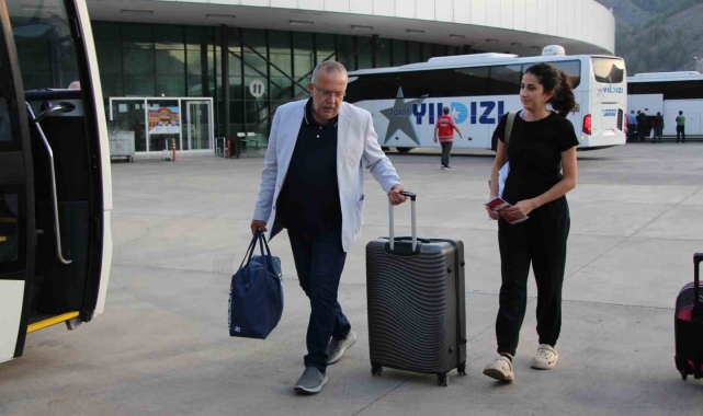 Rektörden yeni öğrencilerine jest: Otogarda karşıladı, valizlerini taşıdı