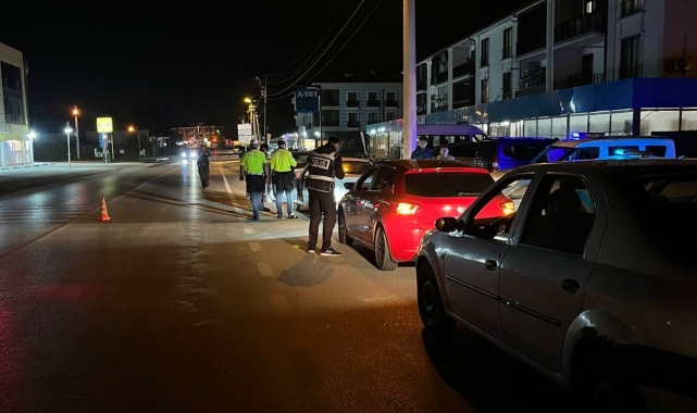Sakarya'da polisten şok uygulama: 2 şahıs yakalandı, ruhsatsız 5 tabanca ele geçirildi