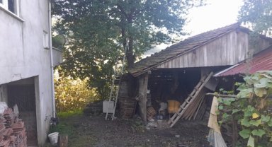 Salıpazarı'nda ağaçtan düşen kişi yaralandı