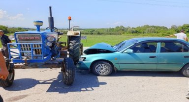 Samsun'da otomobil ile traktörün çarpıştığı kazada 3 kişi yaralandı