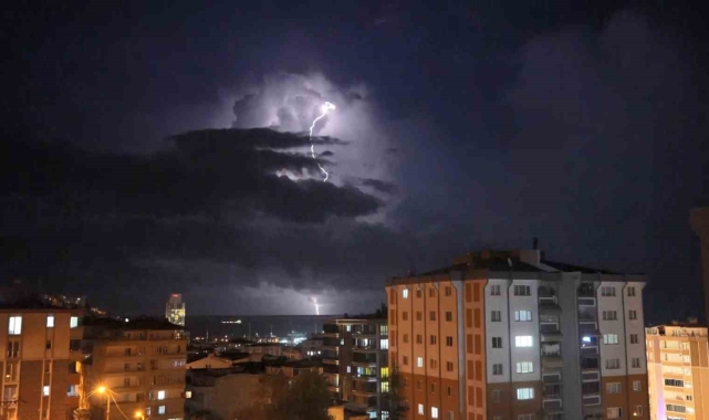 Samsun'da şimşekler gökyüzünü aydınlattı