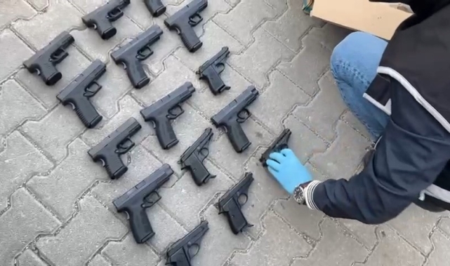 Samsun'da şüpheli araçta 15 tabanca ele geçirildi
