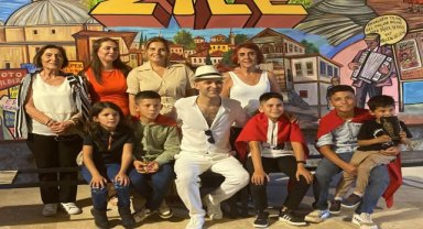 Sanatçı Murat Evgin'den Türk bayraklarıyla şehit türküsünü söyleyen çocuklara ziyaret