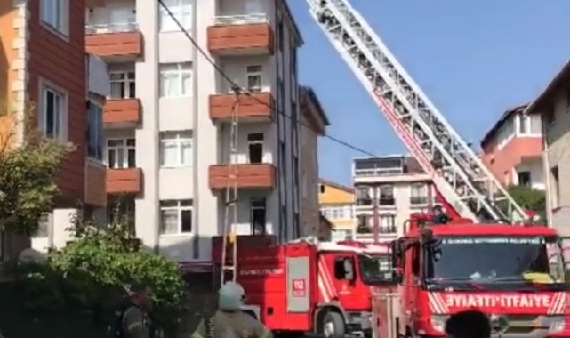 Sancaktepe'de 5 katlı binanın çatı katındaki daire alev alev yandı
