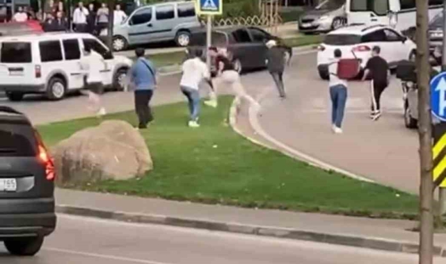 Sandalyeler, tekmeler havada uçuştu: Meydan muharebesini aratmayan kavga kamerada