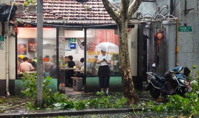 Şanghay&#039;ı son 75 yılın en şiddetli tayfunu vurdu