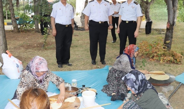 Şehit anneleri, yaptıkları gözlemeleri jandarma personeline ikram etti