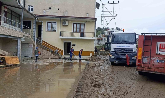 Sel mağduru ilçelerde çalışmalar sürüyor