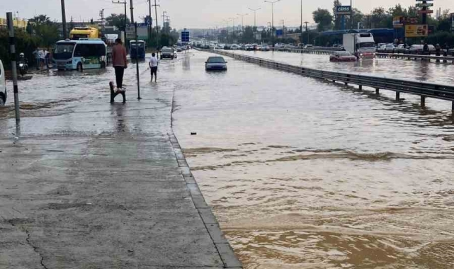 Sel suları yolu trafiğe kapattı, İstanbul'a D-100'den ulaşım kesildi