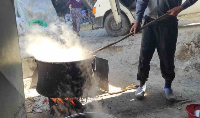 Selendi'de şifa kaynağı pekmez kaynatılmaya başlandı