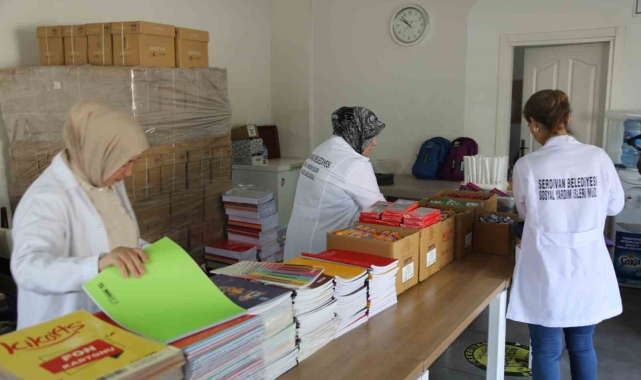 Serdivan Belediyesi'nden öğrencilere kırtasiye desteği
