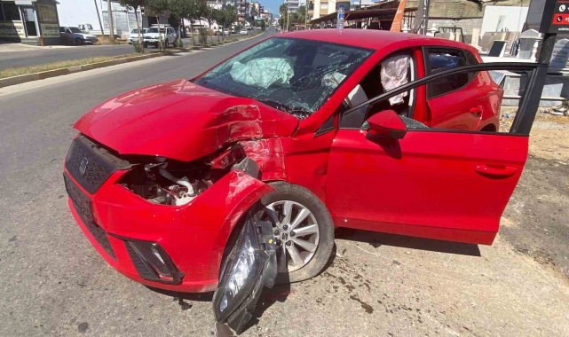 Serik'te iki otomobil kavşakta çarpıştı: 1 yaralı