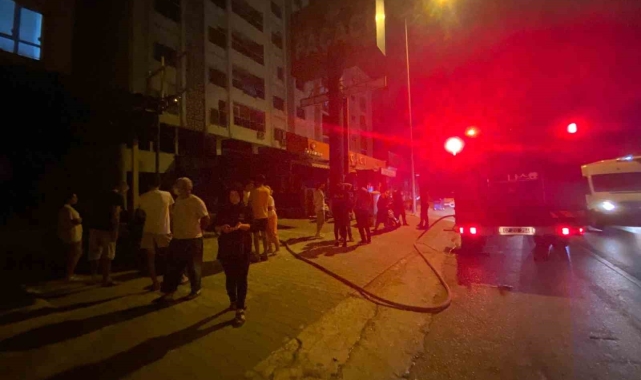 Serik'te korkutan yangın, apartman sakinleri sokağa döküldü